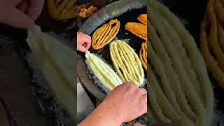 烧饼加油条 开封特色美食高炉烧饼加八批油条，据说开封的烧饼可以加一切，已经进入非遗了。#人间烟火 #河南美食 #烧饼#八批油条 #农村美食