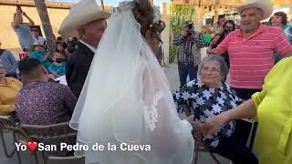 Boda Doña Beba y Don Pancho: los novios llegando a la plaza felices por el recibimiento.