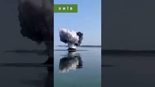 Приліт ракети Х-101 по рибі в Київському море. Рибу глушать.