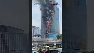 Momen Gedung K-Link Tower Terbakar Hingga Bikin Jalan Macet!  #hariansurya #suryaonline #jakarta