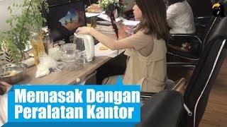 Unik, Wanita Ini Hobi Banget Masak Pake Peralatan Kantor