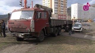 Длинномер столкнулся с легковушкой. Авария в Междуреченске