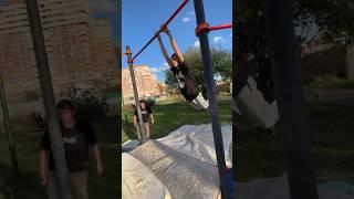 Что он не так делает? Атлет учит динамический трюк 540.