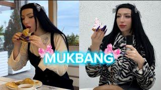 ASMR MUKBANG ЕДА • СОЧНЫЕ ЧЕБУРЕКИ И ПИРОЖНОЕ С КРЕМОМ  АСМР МУКБАНГ Doll Kate 