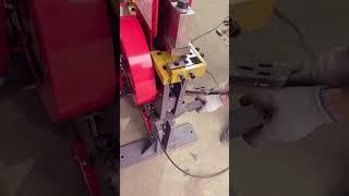 Démonstration du fonctionnement de la machine de poinçonnage