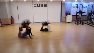 Seungyeon & Yujin (CLC) dancing on 달리 Dally by Hyolyn