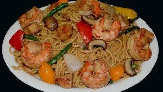 Fideos Chinos con camarones, pollo y vegetales. Chow Mein