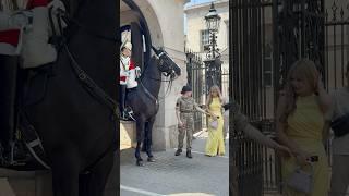Tourist ignores the soldier to get behind the Bollards #tourist #respect #kingsguard #london#history