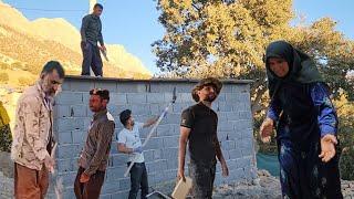 Nomadic life: Placing cement with nomadic friends: cooperation of friends of a nomadic couple