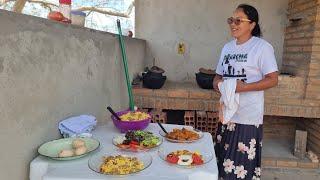 COMIDA NO INTERIOR É ASSIM COLHIDA E FEITA NA HORA XAVIER TRABALHANDO E MÃE MARIA NO FOGÃO DE LENHA