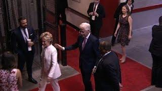 Raw: Hillary Clinton, Family Arrive for Debate