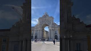 Visão 360 da Praça do Comércio em Lisboa #viagem #traveller #portugal #shorts