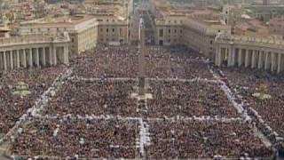 Statues in St. Peter's Square, a place of privilege to go down in history