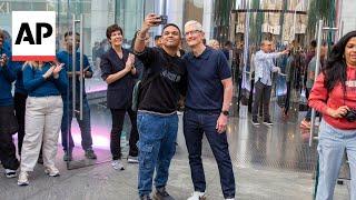 Tim Cook greets customers buying new iPhone 16 in NYC