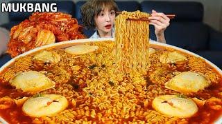 ASMR 12시간 공복에 계란8개 넣은 열라면 8봉지 김장김치 먹방 8 bags of Korean spicy ramen with 8 eggs Kimchi MUKBANG