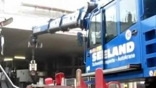 City - Kran Terex Demag AC70 hebt Fahrtreppen, Teil 1