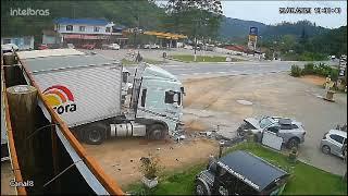 Volvo XC60 - Accident Brazil 2023