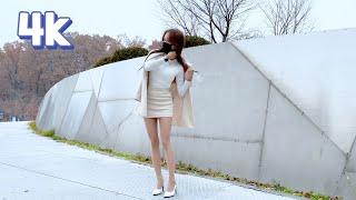 H라인 스웨이드 미니스커트 베이지 코디 H-line suede miniskirt beige styling.