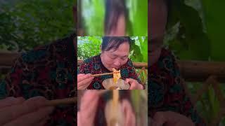 热气腾腾铁锅炖鱼，麻辣鲜香全家人赞不绝口