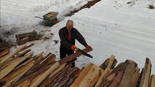 Заготавливаем дрова, выравниваем стены в кухне. Жизнь в заброшенной деревне#113