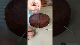 Як розрізати рівно бісквіт️ #lifehacks #лайфхакикондитерів #секрети #chocolatebiscuit #katekuhnya