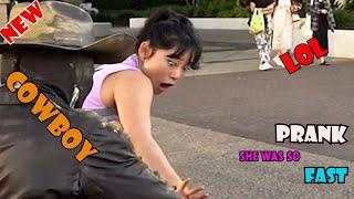 #cowboy_prank . She was so fast. lol. lelucon statue prank. luco patung.