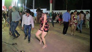 Hay Cocho !!-- Que chulo baila la Guerita de vestido floreado !!   Asi se debe bailar zapateado