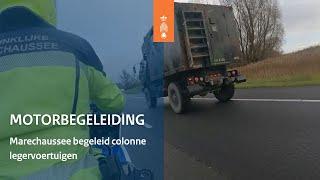 Motoren van de Marechaussee begeleiden Amerikaans materieel