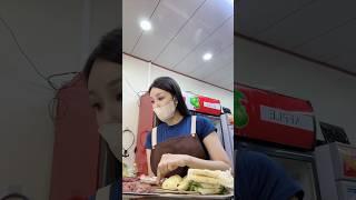 小厨娘店里全是大美女，姥姥带孩子来吃炸串，看着像“妙龄少女”