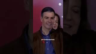 Pedro Sánchez y todos los socialistas cantan con el puño en alto 'La Internacional' #psoe