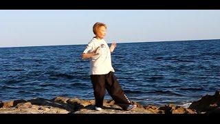 Clase de Tai Chi en la playa