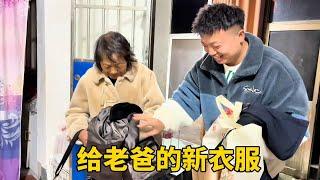 给老爹买新衣服，8样零食买一后备箱，家里人可开心了【小夕余雪的幸福生活】