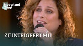 Zij intrigeert mij (met: Groot is uw trouw) - Nederland Zingt