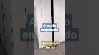 Armario empotrado con puertas abatibles lacadas en  blanco y cierre suave