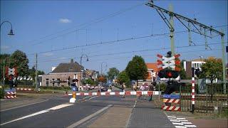 Idioten steken gesloten overweg over in Gilze-Rijen. Aanstormende trein moet op de remmen!