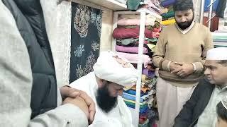 شاہ صاحب رانا طارق جاوید کے کزن کی دکان پر ایک بچے کے لئے دعا اور دوا کرتے ہوئے