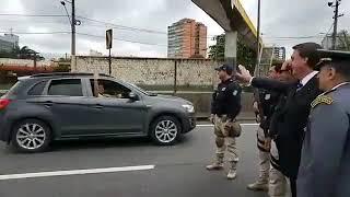 Bolsonaro acena para motorista e é xingado na Dutra, no Rio de Janeiro