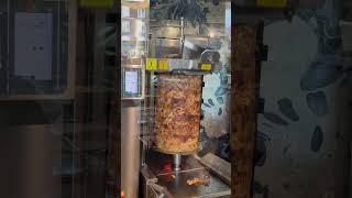 Erstes Mal die Döner-Schneidemaschine in Aktion – direkt aus Pristina, Kosovo!