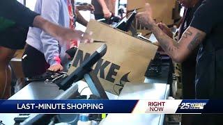 Hundreds hit Tanger Outlets for last-minute shopping on Christmas Eve