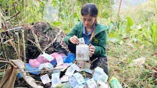 The girl distributed leaves and picked up a ceramic tube containing money inside.