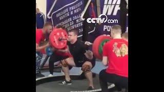 Powerlifter breaks leg during squat attempt| CCTV English