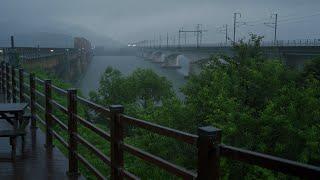 [4K Rain Walk] A railroad bridge wet with rain, a train running through the rain.