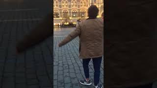Таджики танцуют лезгинку на красной площади в Москве