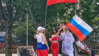 МАРИУПОЛЬ Жители на День России Неожиданно и тепло встретили Восстановление и Жизнь города Сегодня