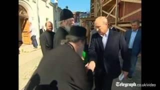 Vladimir Putin shies away from hand kiss