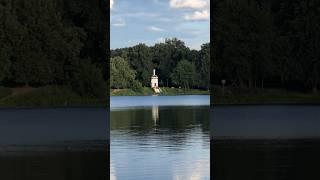 Где то в Москве, строят дома у воды, красивые облака и дома! Интересно  какая цена вопроса в доме?