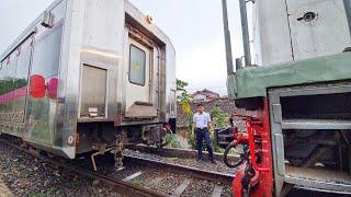 KEMBALI TERULANG BARU JALAN SEBENTAR KERETA LODAYA MINTA PERTOLONGAN DI DORONG LOKOMOTIF LOKAL.