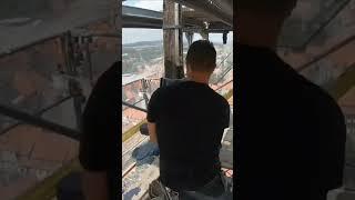 In 60m Höhe fühlt sich der Schieferdecker wohl, wenn das Wetter passt - Schieferdeckung an Kirchturm