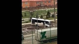 Провалившуюся в грязевую яму маршрутку в Краснодаре сняли на видео
