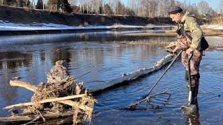 Весна 2022.Поиск монет в русле. Когда Уровень воды в древней реке упал.Находки со дна реки.